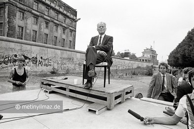 Berlin, 13.08.1986 - Am 25. Jahrestag der Errichtung der Berliner Mauer führt ein amerikanischer Fernsehsender hinter dem Reichstagsgebäude ein Live-Interview mit Willy Brandt durch.