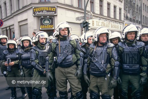BERLIN, DEUTSCHLAND - 01.05.1998: Polizeibeamte stehen an der Kreuzung Adalbert- Ecke Oranienstrasse in Berlin Kreuzberg. 