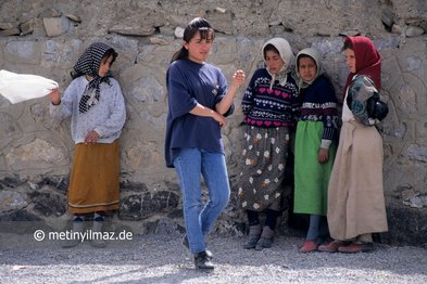 Vier Mädchen stehen in Hakkari, am 19. Mai 1998 angelehnt an eine Mauer, als ein anderes an ihnen vorbeiläuft.