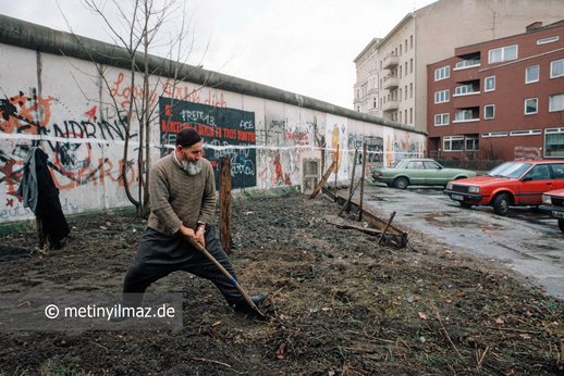 Osman KALIN legt 1983 einen Gemüsegarten am Mariannen Platz in Berlin Kreuzberg, direkt vor der Berliner Mauer an